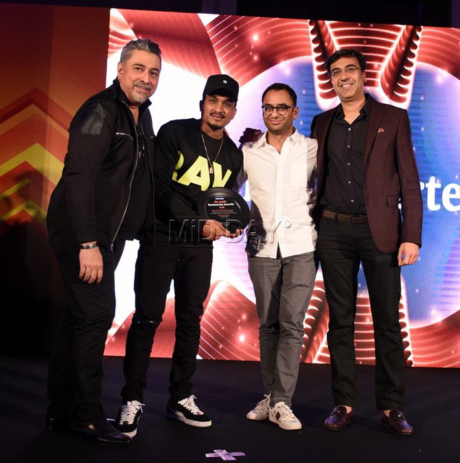 mid_day's tweet photo. As we gear up for the second edition of #MiddayGuideAwards, here’s a look at everything that happened last year!💙💥

#middayguideawards2019 #mumbaikafoodkingkaun @TheShilpaShetty @BoredBroacha @kunalvijayakar https://t.co/ISUXGfgUyZ