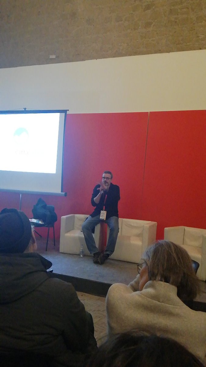 Non esiste un'opera che non dialoghi con il mondo e le opere che l'hanno preceduta: questo è il tema alla base di #Madrigalesenzasuono <a href="/andreatarabbia/">Andrea Tarabbia</a> a <a href="/NCL_info/">Napoli Città Libro</a> con un ficcante #SilvioPerrella