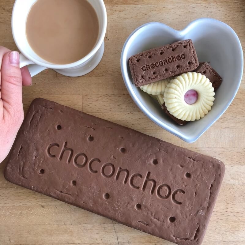 _Colargol_'s tweet image. Twimmaging 🎉 GIVEAWAY 🎉
Win yourself a Giant Bourbon Shaped Chocolate bar! RT, follow us and let us know who you would choose to help take on chocolate. All you need now is a giant cup of tea! 🍫🍪

#giveaway #competition #chocolate https://t.co/RG4uHRvxGq...