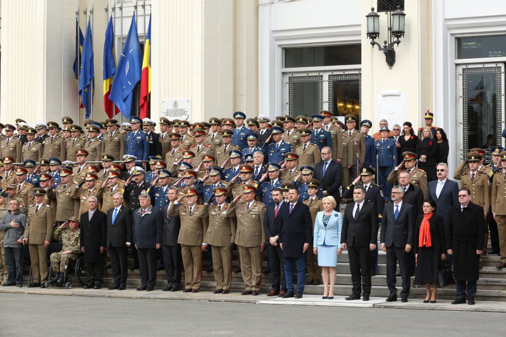 MApNRomania's tweet photo. Ceremonie la Ministerul Apărării Naționale cu prilejul împlinirii a 15 ani de la aderarea României 🇷🇴 la NATO și 70 de ani de la înființarea Alianței Nord-Atlantice. https://t.co/RX7H6dJlIT https://t.co/qerd95tizw