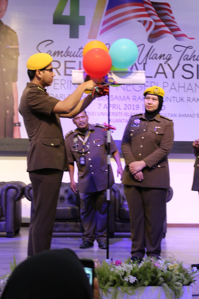 #HUT47 Pemakaian pingat, watikah KPRK dan KPR serta penyerahan cek insurans berkelompok RELA. Seterusnya pelancaran gimik perasmian oleh PRN Pahang.