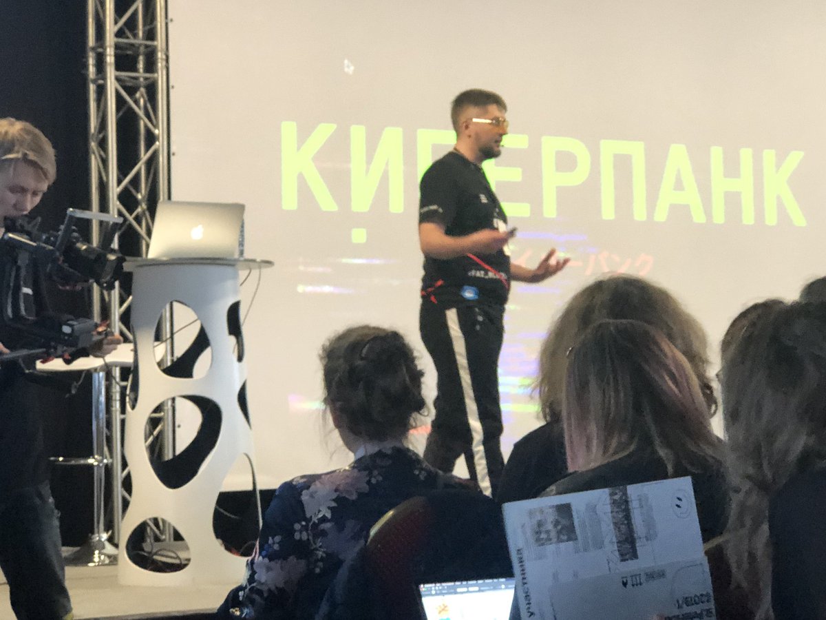 animurchuk's tweet photo. Покраса в этом году нет, ну хоть лампасы на месте. #designprosmotr https://t.co/73ixdb2Wac