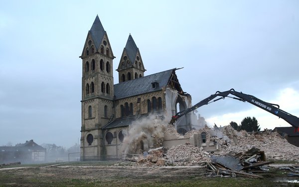 Built in 1891, the "Cathedral of Immerath" was destroyed in January 2018 by Coal company RWE. @RWE_AG made 1.900.000.000 euros profits in 2017.