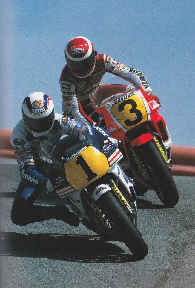 ¡Espectacular! Gardner y Lawson bajando el sacacorchos en Laguna Seca '88. Aquel día Eddie fue el héroe local ganando el primer #AmericasGP en Laguna Seca. C/C <a href="/JesSanSan/">JESUS SANCHEZ SANTOS</a> <a href="/Motosan_es/">MOTOSAN.ES</a> 🏁