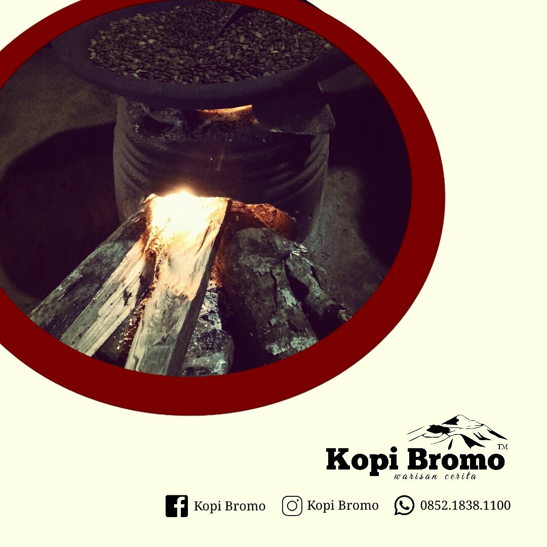 Hujan itu enaknya ngadem di depan tungku sambil ditemani secangkir kopi tubruk. Surga dunia!

#kopitubruk #kopibromo #kopiargopuro #arabikaargopuro #robustakrucil #robustaargopuro #probolinggocoffee