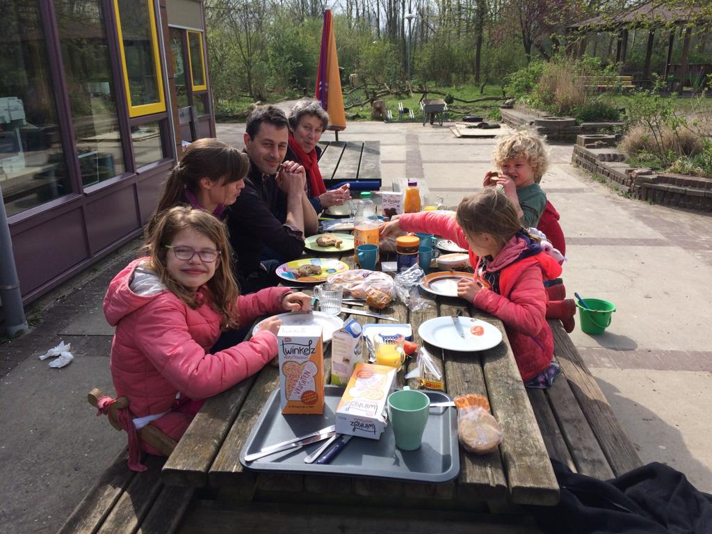 Lente in <a href="/speeldekameleon/">Speeltuin De Kameleon</a>, alles gaat naar de knoppen 😋. De doedag van april zit erop. De volgende is zaterdag 4 mei. Zet 'm alvast in je agenda! #hoograven
