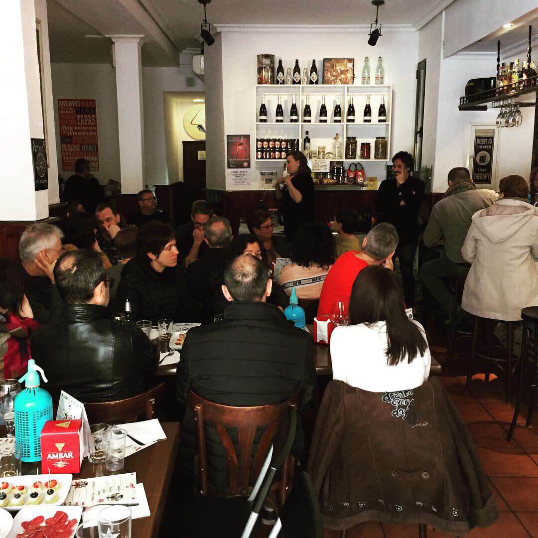 RDistribucion's tweet photo. Hoy toca cata de Vermouth Forzudo en la Taberna El Botiquin. Lleno total para degustar este maravilla procedente del Bierzo #rrdistribucion #vermouthforzudo #vermouthforzudoblanco #doñablanca #botanico #elbierzo #tabernaelbotiquin #tabernasdemadrid #vermouth #vermouthtime #madrid https://t.co/uYHtkTBuNj