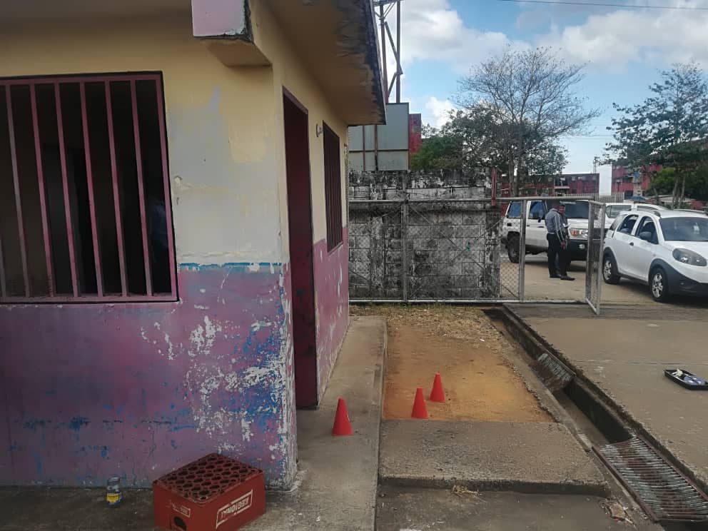 PableOstos's tweet photo. #Guayana Hilo⬇️ Un funcionario del Ejército (Sargento Mayor de Tercera adscrito al 642 Ferroviarios) fue asesinado este #7Abr en la Subestación de Corpoelec San Félix, Av.Gumilla. Sujetos armados lo interceptaron;le dispararon y robaron el fusil AK-103. https://t.co/24XTgdv3OZ