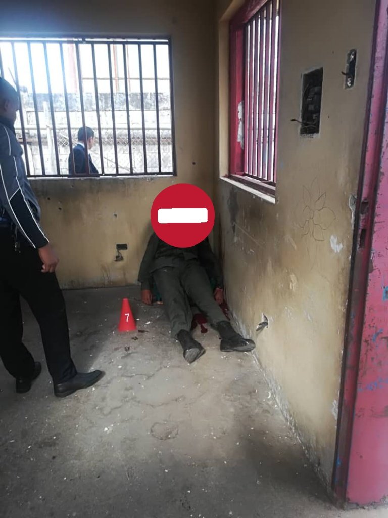 PableOstos's tweet photo. #Guayana Hilo⬇️ Un funcionario del Ejército (Sargento Mayor de Tercera adscrito al 642 Ferroviarios) fue asesinado este #7Abr en la Subestación de Corpoelec San Félix, Av.Gumilla. Sujetos armados lo interceptaron;le dispararon y robaron el fusil AK-103. https://t.co/24XTgdv3OZ