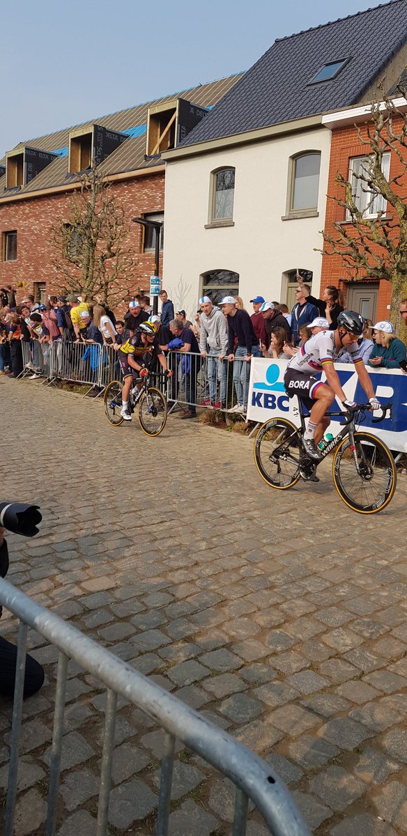 _garypen_'s tweet photo. Peter Sagan chasing on third time up the Kwaremont! https://t.co/GSsY38Z2dd