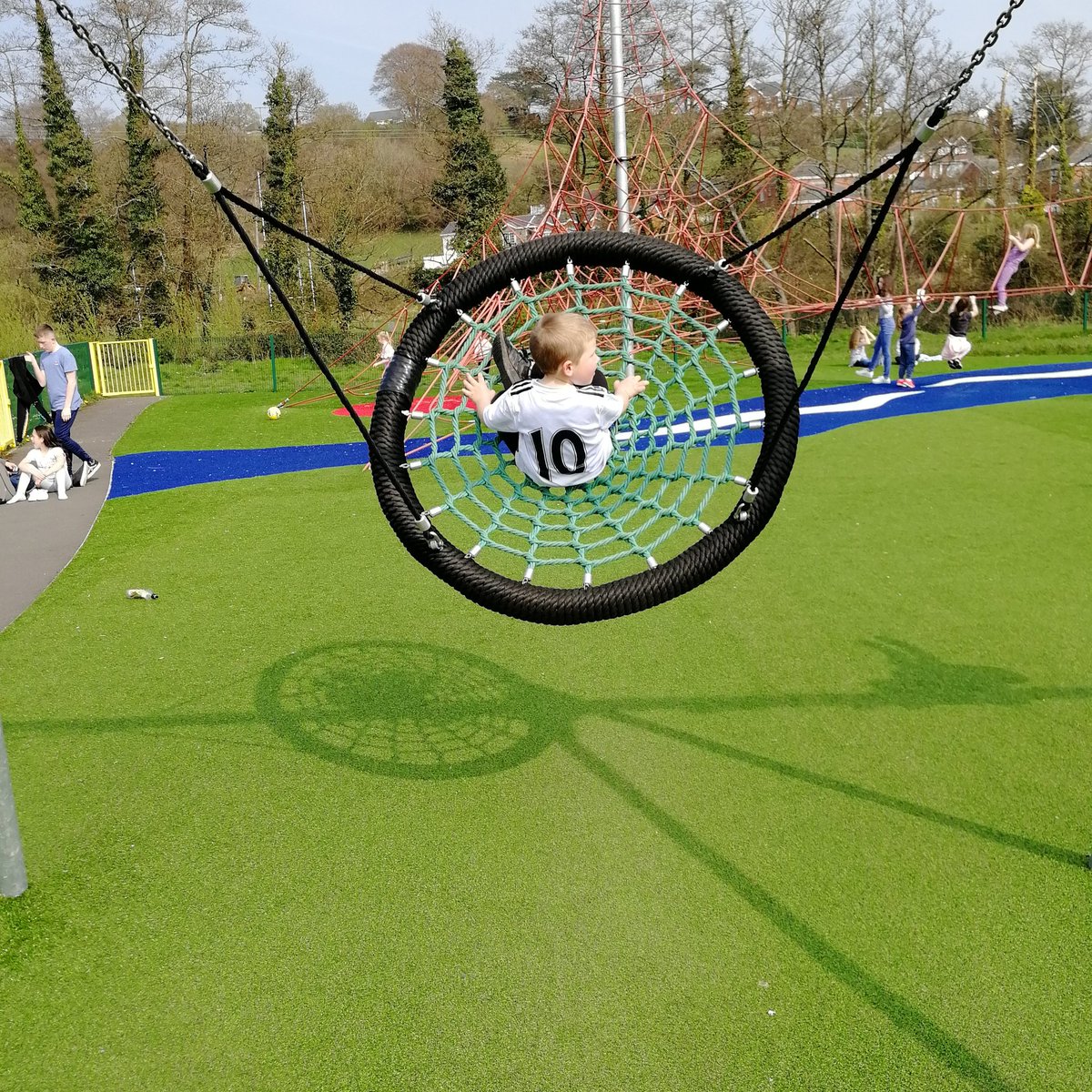 deanbynea's tweet photo. Ifan loving Hendy park https://t.co/zIDWZeDs4U