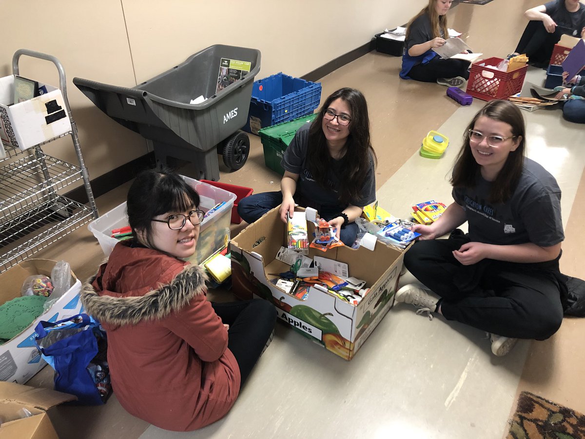 CircleKCU's tweet photo. Service at Open Door Mission was so much fun!! #circlekinternational  #Creighton #kiwanis #cki #choosecki #ckilife #service  #creightonuniversity #opendoormission #creightoncares https://t.co/z89Nr8SSD6