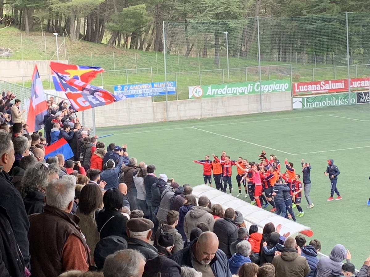 DPetraroli's tweet photo. Finale al Curcio #AzPicerno batte #Pomigliano 3 a 0 Marcatori Santaniello, Pitarresi e Tedesco. Rossoblù a un passo dalla serie C grazie alla sconfitta del #Taranto a #Francavilla e del pari tra #Gelbison e #Cerignola Quattro i punti alla promozione #serieD @TgrBasilicata @TgrRai https://t.co/5EgrXQz8Bs