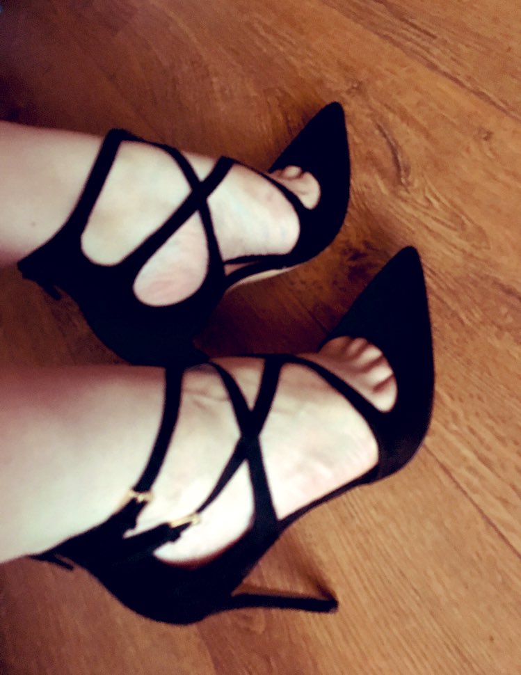 TheLadyHeidi's tweet photo. Sexy heel Sunday ๐
#heelworship #highheels #highheelsfetish #goddessworship #footfetish #slavetofeet #footwhore #footlicker #heellovers @rt_feet @touchRTP @bratservice #heels #heelfetish @rtfemdom1 @RTAlex_1 @RTFETFD #findom #paypig https://t.co/aMyuu5e3qd