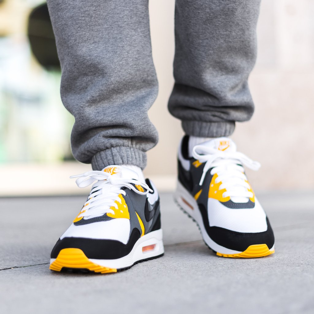 nike air max light black yellow
