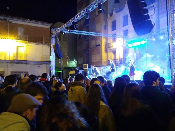 NulesSona's tweet photo. Anit @elscatarres van omplir la Plaça Major de Nules de molta festa amb un públic totalment entregat que cantava i ballava cada una de les seues cançons https://t.co/mSaqvtRiWy