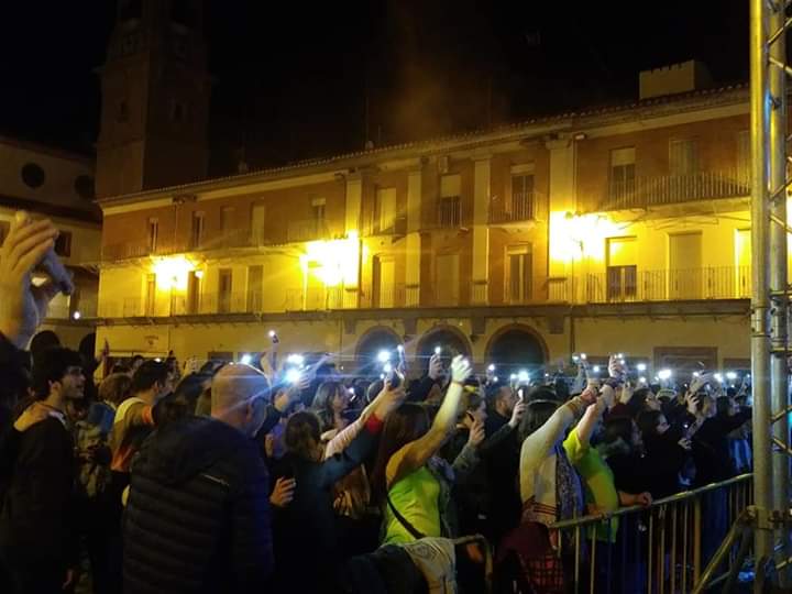 Anit <a href="/elscatarres/">ELS CATARRES 🪂 PARACAIGUDISTES</a> van omplir la Plaça Major de Nules de molta festa amb un públic totalment entregat que cantava i ballava cada una de les seues cançons