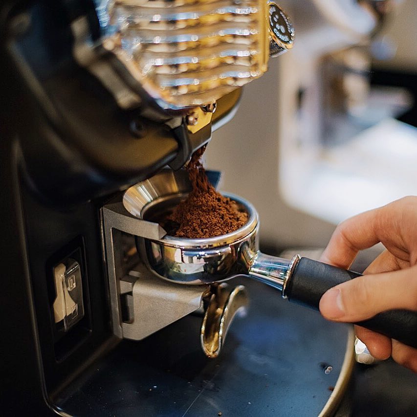 victoriaarduino's tweet image. The relationship between ground coffee temperatures &amp;amp; espresso quality is often overlooked. #Mythos2 burr temps are adjustable, and the aluminum grinding chamber keeps coffee cool. #VictoriaArduino