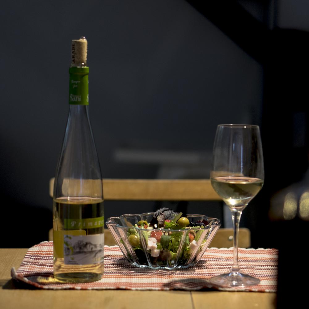 Llueve en la calle, pero en casa ceno con #primavera 🌚.  Que nada te quite las ganas de disfrutar. hoy el calor, lo damos nosotros! 🤗🤗
.
.#MuchoQueHacerteSentir #BodegasSani #Vermuth #Domingo #Sunday #SundayFunday #PicOfTheDay #Art #PerfectServed #Delicioso #Food #RealFood