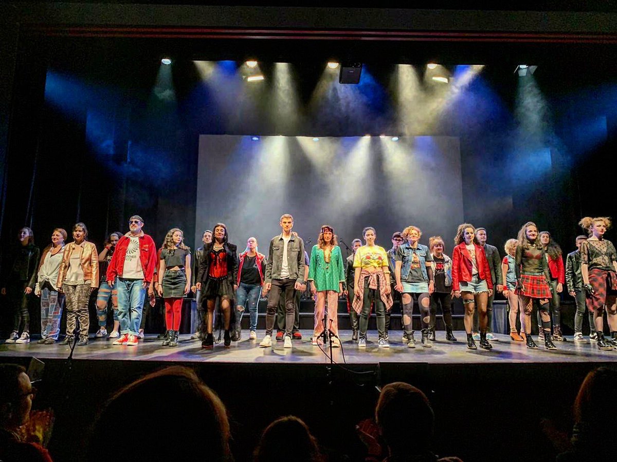 Amb aquesta energia i aquestes ganes que hi heu posat és molt fàcil que surtin coses boniques!  Un any més,molt orgullosos del treball fet al #LaboratoridelesArts! Un plaer tenir-vos com a companys d’aventura  <a href="/LiquidDansa/">Escola Líquid Dansa</a> <a href="/EMusicaModerna/">EspaiMusicaModerna</a> #CulturaSantJuliàLòria
