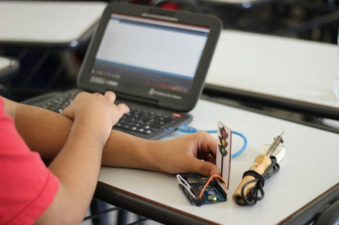 edudigtuc's tweet photo. ➡ Los asistentes del taller "Introducción a la Robótica con Arduino" Programaron las luces y añadieron sonidos al semáforo 🚦

#Robótica #Visualino #CED #LudusClubProvincialdeRóbotica https://t.co/wlnLOnKGVm