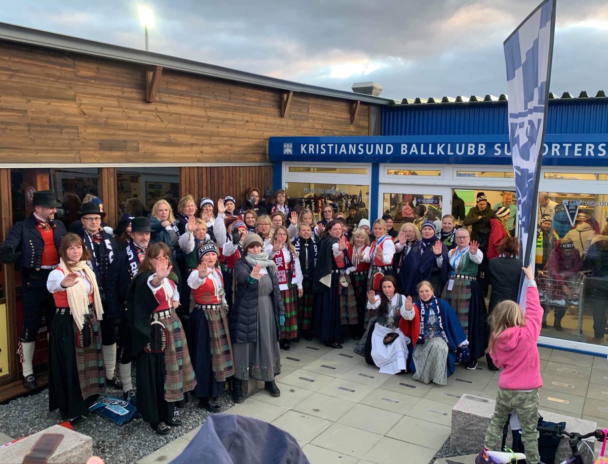 Hjemmekampen i dag KBK mot Vålerenga hvor supporterne stilte i bunad, som en episode av #heimebane bare i virkeligheten #ikkjeleggnedbyenvårres #nordmøre❤️ #leveføden