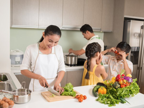 ReShapingKC's tweet photo. Family dinners are making a comeback! We know that it can be tricky to schedule regular meals together, but the strong bond your family will share is worth the effort. Check out some easy ways to make these dinners worthwhile. #FamilyDinnerhttps://loom.ly/jInPXL0 https://t.co/nZTwhTrJ1s