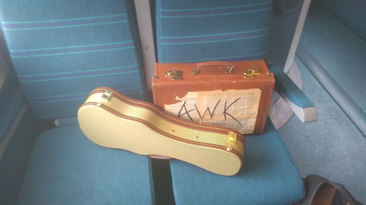 AwkTheClown's tweet photo. Awk's on his way to #Brighton to solve #Brexit at #CabaretLab @carolinepub.
Awk also has a new case... Awk doesn't know what's inside...
#clown #theatre #cabaret #burlesqe #fringe https://t.co/4RRBItF1fr
