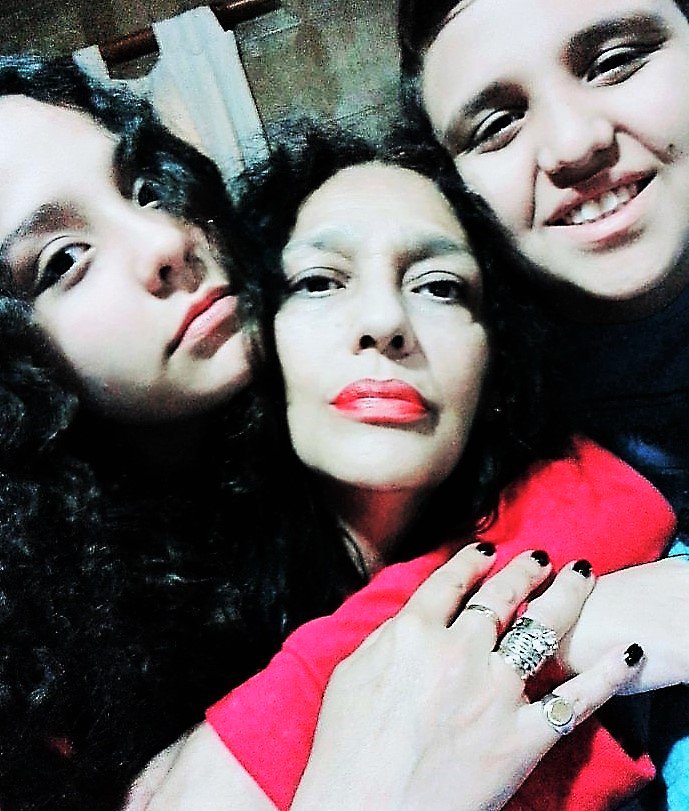 ReasonToLive666's tweet photo. "El que quiera encontrar a la persona perfecta, que busque en otro mundo. Acá somos todos rotos, descosidos y vueltos a coser con amor"

Mis hijos y yo, les deseamos un muy  #BuenDomingo 💚
#AmorDelBueno. https://t.co/U0l8Kh5dOF