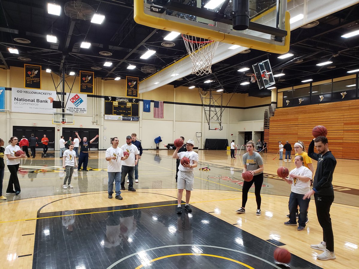 DHMN_Photos's tweet photo. It's #JacketDay at @uwsathletics https://t.co/TXfbvW9Uru