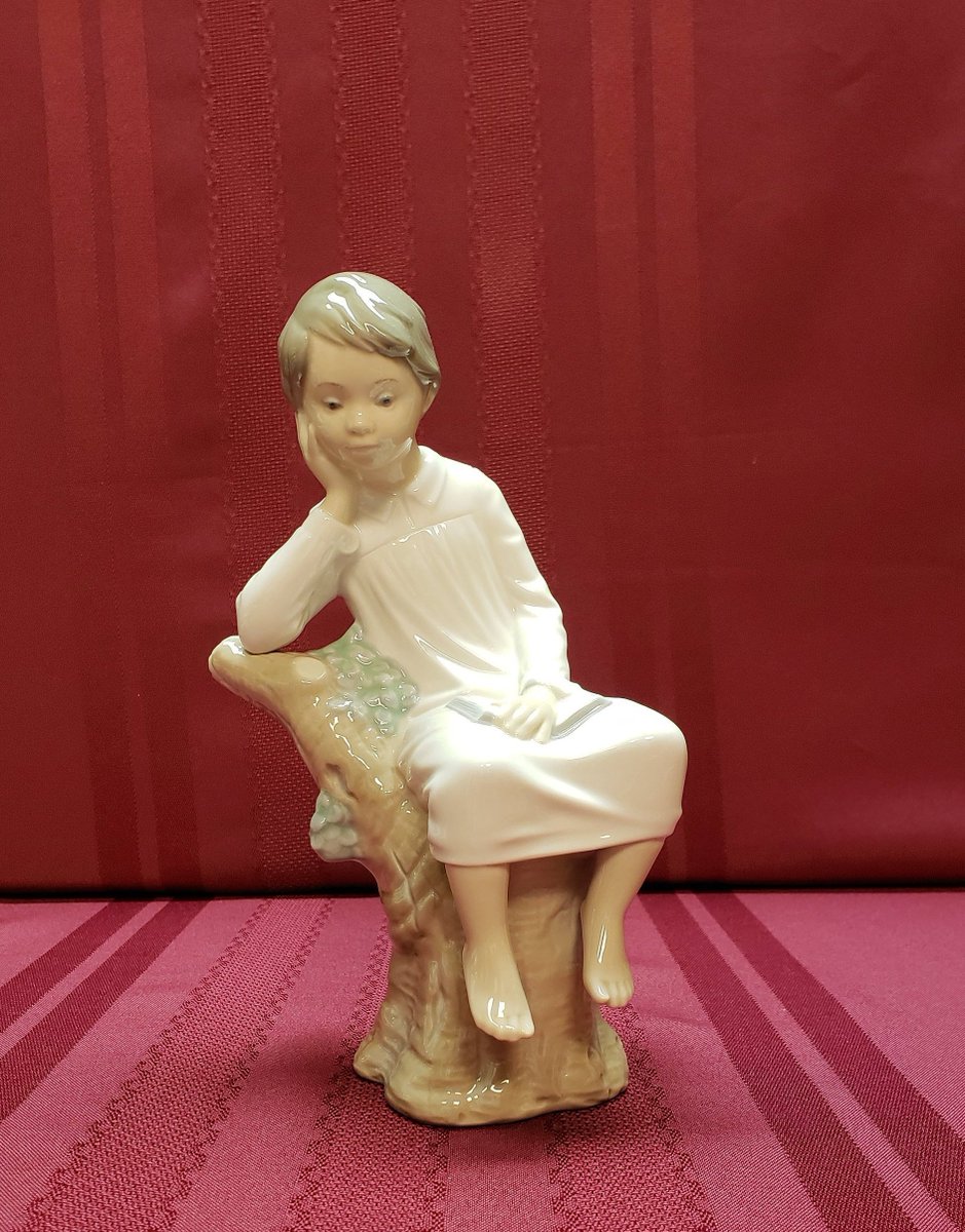 Lyn_Bluefish901's tweet photo. Lladro LITTLE BOY THINKING # 4876, Issued 1974, Retired 1993, Glossy Porcelain, Made in Spain, Sweet Boy Reading in Tree, Collectible https://t.co/5Bj9lr8q1V #Etsy #AmazingFunVintage.etsy.com #Vintage #LittleBoyThinking https://t.co/rNhM2fOCUU