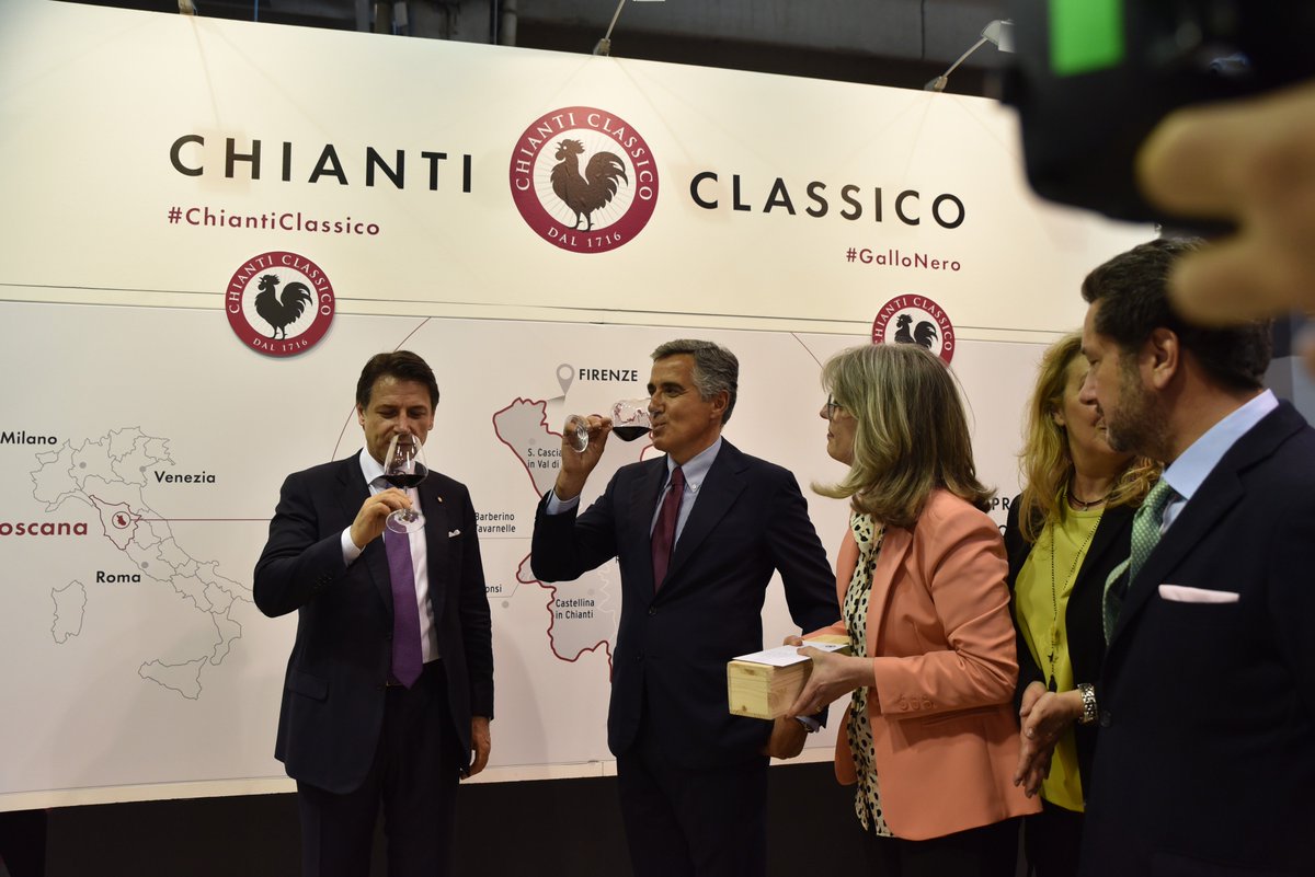 chianticlassico's tweet photo. Il Premier Conte sostiene la candidaduta UNESCO del paesaggio culturale del #ChiantiClassico. In visita allo stand a #Vinitaly il Presidente del Consiglio ha incontrato il Presidente del Consorzio #GalloNero Giovanni Manetti. #Vinitaly2019 https://t.co/MvcXqWFyYE