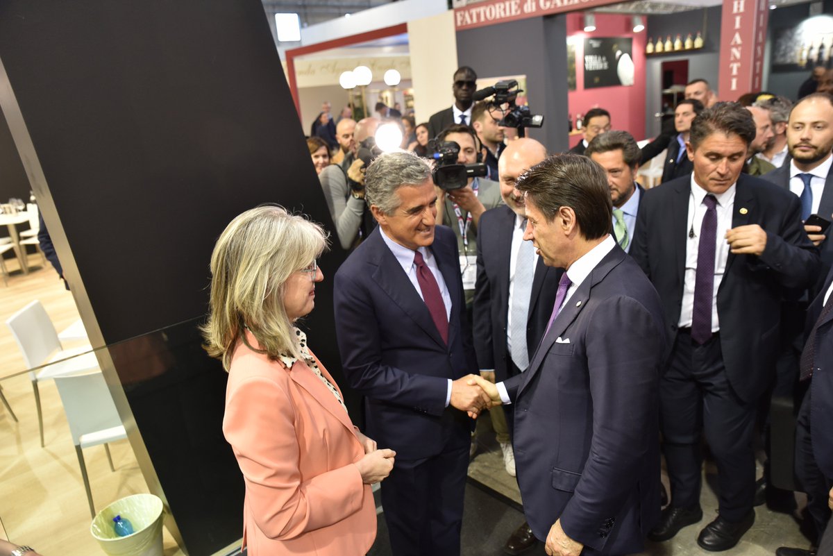 chianticlassico's tweet photo. Il Premier Conte sostiene la candidaduta UNESCO del paesaggio culturale del #ChiantiClassico. In visita allo stand a #Vinitaly il Presidente del Consiglio ha incontrato il Presidente del Consorzio #GalloNero Giovanni Manetti. #Vinitaly2019 https://t.co/MvcXqWFyYE