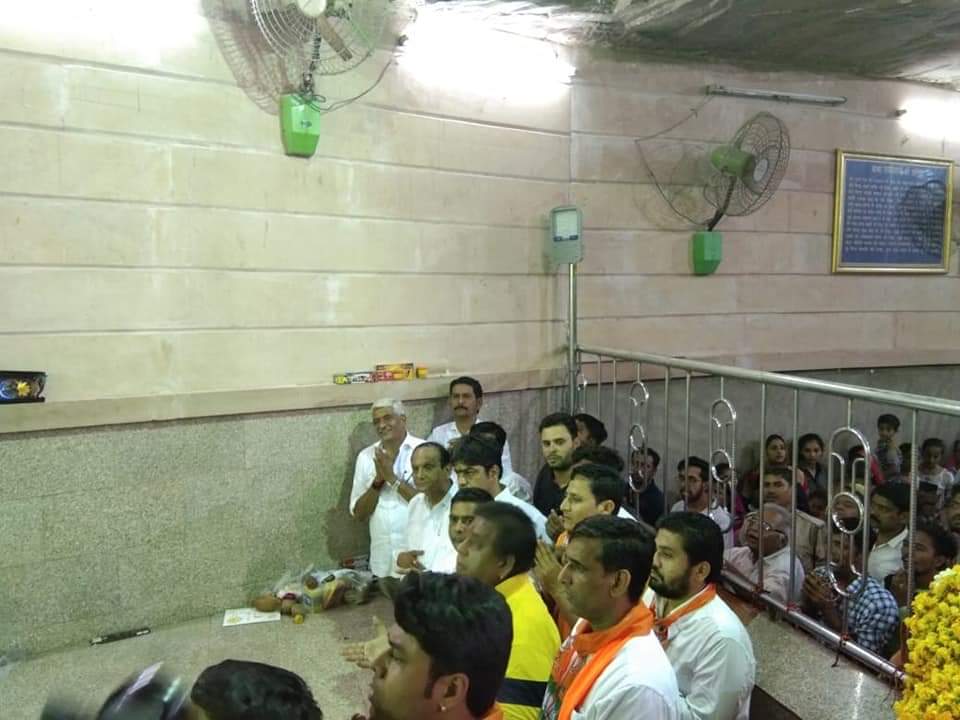 AshokSaini_BJP's tweet photo. जोधपुर में चुनाव प्रचार के दौरान भाजपा प्रत्याशी श्री @gssjodhpur जी के साथ बाबा रामदेव जी का आशीर्वाद लिया। https://t.co/ElJ30mtWJd