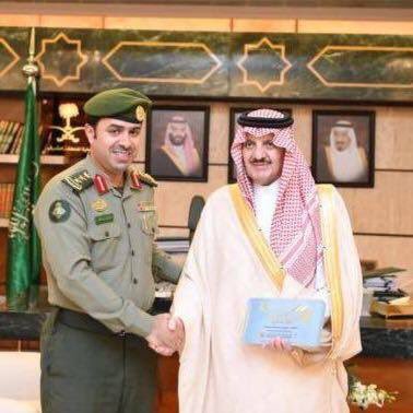 M_Q_R_'s tweet photo. مـع التحيه👋🏻

لـ العقيد: ضويحي وبدان السهلي 
@dalsahlii 
يوم الاوادم بين معطى ومحروم 
ضويحي امّن العـز كـفه ممتـلي 

(عقيد بالرتبه)وهو( عقيد قوم )
تجمعت ثنتين:  واسمع مايلي ..

والله ماتسمع غير تبشر ومخدوم
لا ��ار ناصي لك "برازي وسهلي " https://t.co/PA8Qbpi1YV