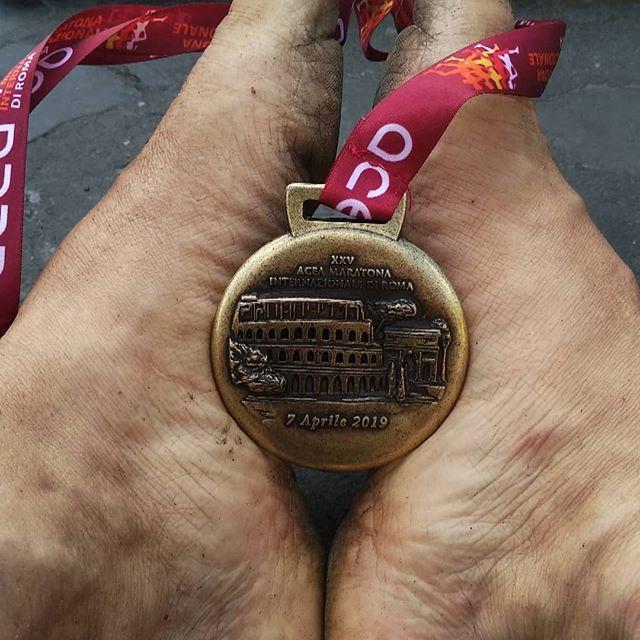 marcoloffredo's tweet photo. I did it #marathon
#faccedatrailer #race #raceday #Fappari #contromano #beer #trailer #trailrunning #barefootrunner #barefoot #minimalistrunning #bearedman #beard #letsdotogetlost #happiness #lifestyle #runner #rome #picoftheday #red #grey #brass #inst… https://t.co/NUXatVWBqx https://t.co/8goVflEkRM