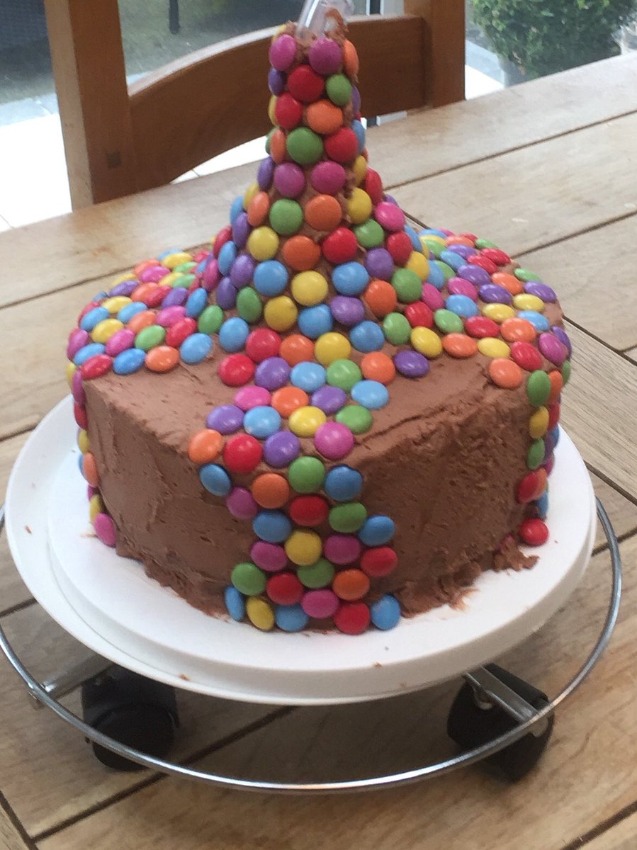 siofrah's tweet image. Kane’s are looking forward to tucking into this scrumptious creation. Won thanks to ⁦@GrantHack for organising great night in aid ⁦@CancerFundChild⁩