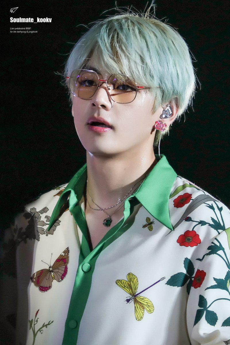 btspiics1's tweet photo. @BTS_twt #V ' LOVE ❤ #BTSinBangkok https://t.co/9KTD8OiMGm