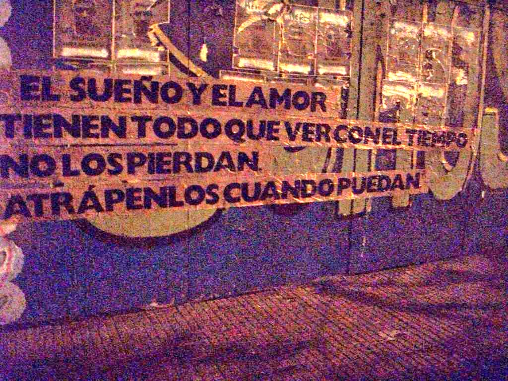 orgshineechile's tweet photo. #LasPalabrasQueDejaste 

Queriendo recordar tu sabiduría en un día tan especial, hemos compartido varias de tus frases en nuestra ciudad. Si encuentras los lienzos o afiches, te invitamos a tomar una foto y ocupar los hashtags #LasPalabrasQueDejaste y #HappyJonghyunDay. 💖 https://t.co/0frb62oFm0