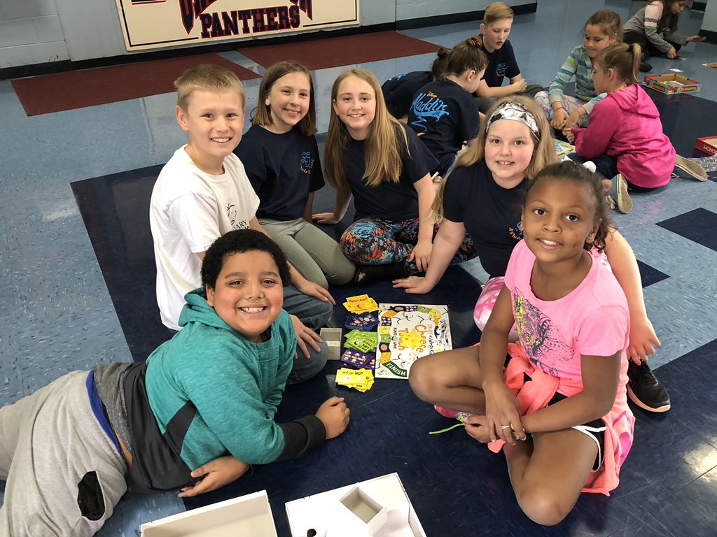 Charleston_ES's tweet photo. We didn’t let a little rain ruin our AR Picnic!! #ReadersAreLeaders #BCSRead20 https://t.co/4lMt641x2h