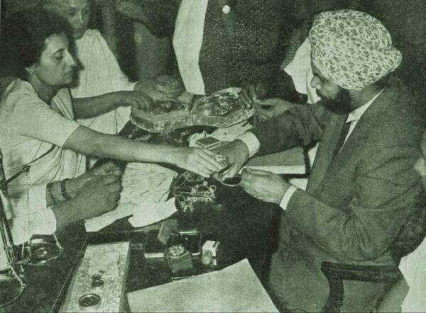 IndiaHistorypic's tweet photo. 1962 :: Indira Gandhi Donating  Her Jewellery to National Defence Fund During India China War https://t.co/LyBzAGSXvv