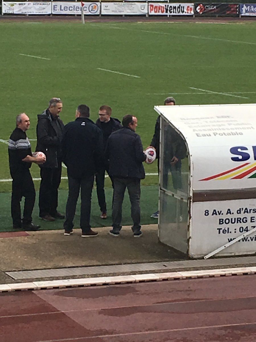 ⁦⁦<a href="/ca_centrest/">Crédit Agricole Centre-est</a>⁩ parrain du match de rugby ASMacon / La Seyne sur mer ce dimanche à Macon. Coup d’envoi donné par son  Président Jacques Ducerf. Victoire mâconnaise 37/10. ⁦@CaisseLocMacon⁩ ⁦@Avionvoltige⁩ ⁦@JeromeAuddino⁩ ⁦<a href="/GoiffonMichele/">M. GOIFFON</a>⁩ #sport