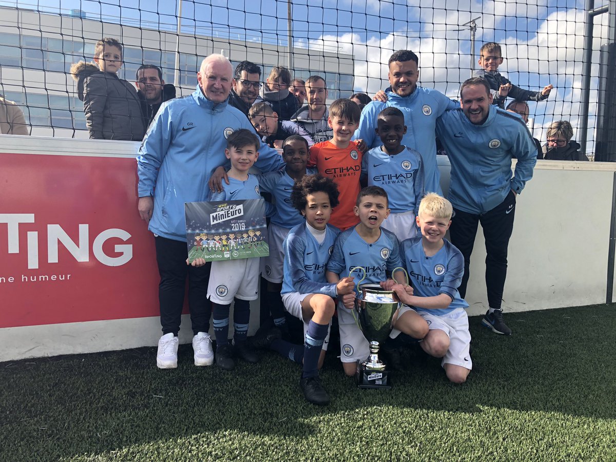SebArrouet's tweet photo. @ManCityFra winner 🏆 du troisième #MiniEuro
Bravo aux 144 équipes !
Un week-end plein d’étoiles filantes pour les 1 152 joueurs 🤩.
@telenantesinfo @sports_ouest @presseocean https://t.co/B2WrgQ922i