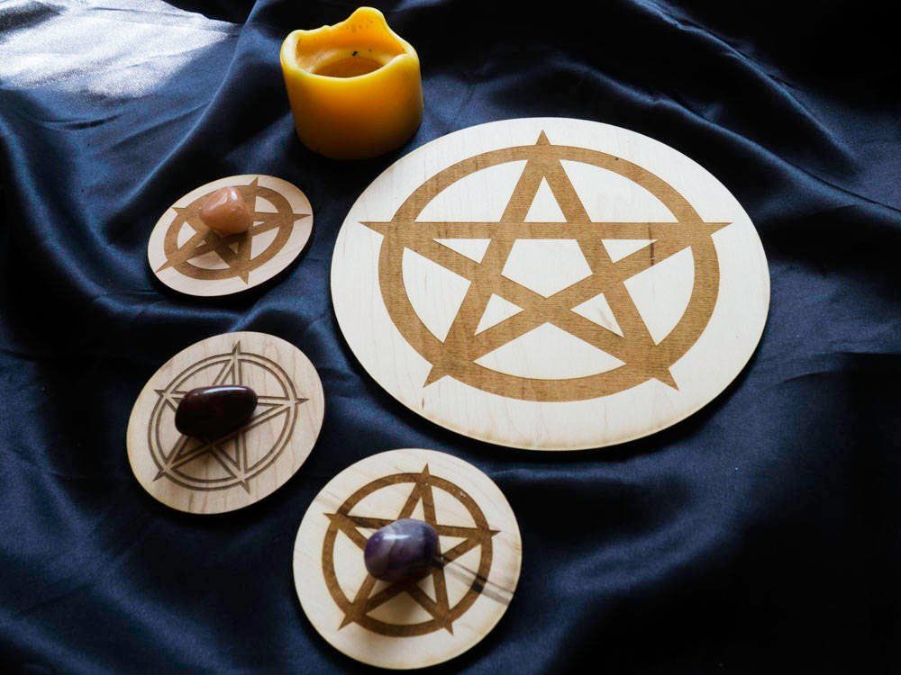 PositiveMystic's tweet photo. The Pentacle represents the connectivity of the four elements - Fire, Earth, Water, and Air. The point at the top symbolizes the Spirit - the place where the elements come together and connect us to source 🔮
.
.
.
.
#pentacle #pentagram #palmistry #chakras #energy #balance https://t.co/wgRqUbPcfr
