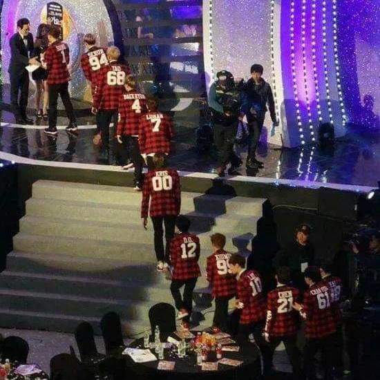 Ohtunbee25411's tweet photo. ขอบคุณอะไรก็ตามที่ทำให้เราได้รู้จักกับผู้ชาย12คนที่เป็นพลังในชีวิตเราขอบคุณที่เค้าเป็นExoที่ดีที่สุดของพวกเราตลอดมาถึงแม้จะมีเหตุการณ์ไม่ดีเกิดขึ้นมาก��ายแต่นั่นมันก็ทำให้เรารู้ว่าเรา��ามารถรักคน12 คนนี้ที่เป็นใครก็ไม่รู้ได้มากขนาดไหน
OT12 OT09  we are one ! #7YearsWithEXO https://t.co/guYsNTkgX1