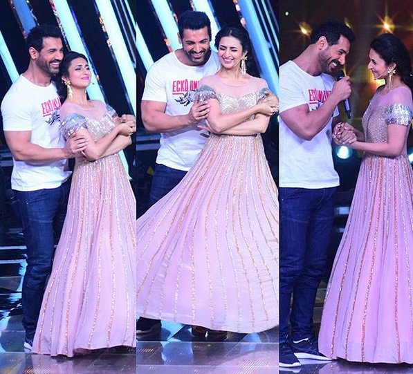 DivyankaTheRockstar (@divyankarocks) on Twitter photo Tonight's #TheVoice episode is too hot to miss!
Watch with Caution : ♨️BURN HAZARD
<a href="/starplus/">StarPlus</a> <a href="/star/">STAR</a>.aniljha <a href="/banijayasia/">Banijay Asia</a> <a href="/thejohnabraham/">John Abraham</a> Tonight's #TheVoice episode is too hot to miss!
Watch with Caution : ♨️BURN HAZARD
<a href="/starplus/">StarPlus</a> <a href="/star/">STAR</a>.aniljha <a href="/banijayasia/">Banijay Asia</a> <a href="/thejohnabraham/">John Abraham</a>