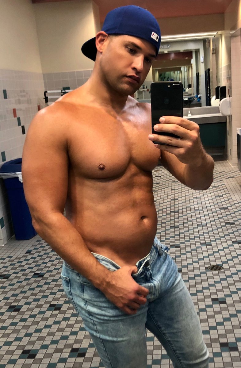TopNotchLatin's tweet photo. Yo what up pigs! #meat #musclesex #Sober #sd #ff https://t.co/CEXmN5qlZr