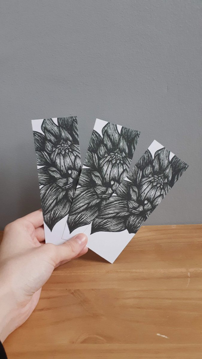 _forbookssake's tweet photo. Dahlia bookmarks: now available on my Etsy store. (LINK BELOW)⬇️
Original piece: Drawn in biro pen.
I then played around with it in Photoshop to get this lovely effect.
Laminated finish is available for a little extra.
#bookmarkstore #books #bookmarkshop
https://t.co/jCC0MBQ4oB https://t.co/3ct2KiFbcG
