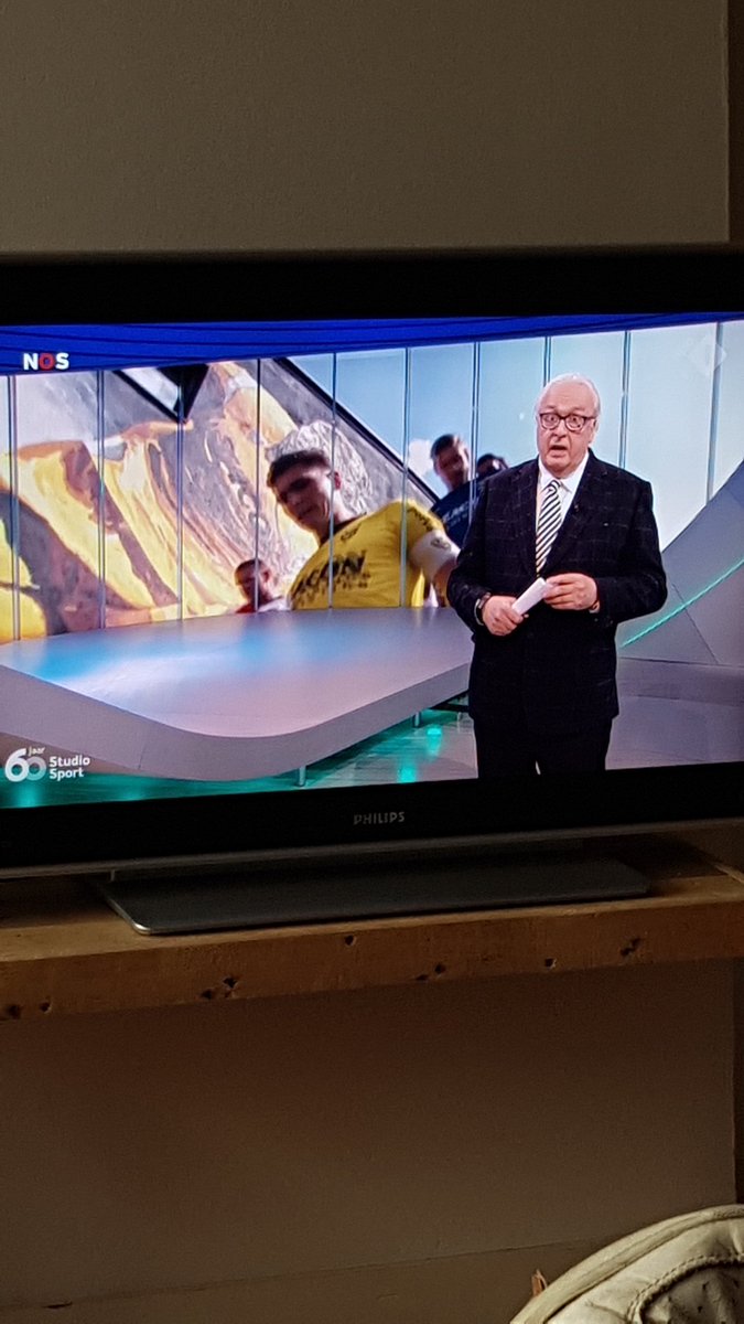 EwoudKieviet's tweet image. Mis deze man. Meteen zeiken op zijn teksten en die daarna improviserend naar zijn hand zetten. Love it. #DeMart #60jaarstudiosport