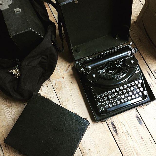 amberhsu's tweet photo. My other babies. Getting these dusted off for an upcoming @onepoundpoems gig. It's time now...✊#staytuned #goingbacktowork #typewriterporn #poetry #onepoundpoems https://t.co/EKV5ekA4UM https://t.co/bWSIQvqAWb